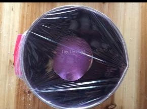 将面团放入盆中，盖上保鲜膜进行发酵
