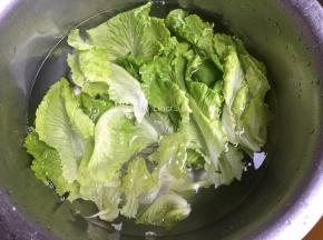 生菜洗净控水备用