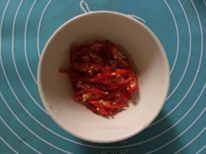 小红辣椒洗净切片备用
