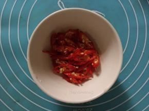 小红辣椒洗净切片备用
