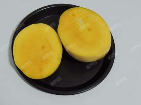 芒果由顶部贴着果核切开