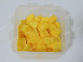 芒果肉放入密封盒中，放冰箱冷冻室，冰冻成硬块