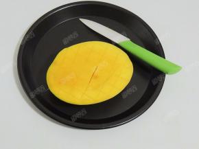 用小刀划网格纹，贴着芒果皮，但是不要切破果皮