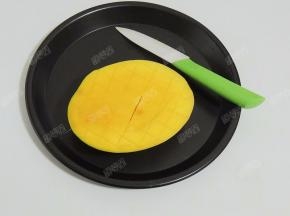用小刀划网格纹，贴着芒果皮，但是不要切破果皮