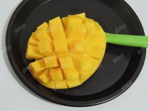 两手捏住芒果边缘翻转，将果肉分离出来