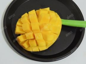 两手捏住芒果边缘翻转，将果肉分离出来