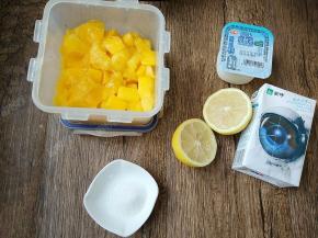冻好的芒果肉拿出，备好酸奶、牛奶、柠檬和细砂糖