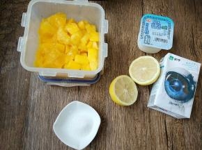 冻好的芒果肉拿出，备好酸奶、牛奶、柠檬和细砂糖