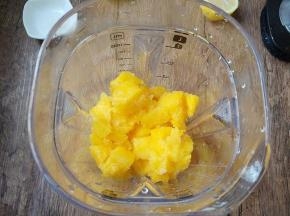 将冷冻芒果肉放到破壁机搅拌杯中