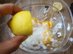 挤入柠檬汁