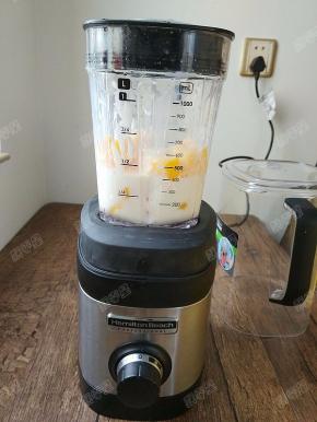 将搅拌杯安装固定在主机上