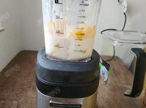 将搅拌杯安装固定在主机上