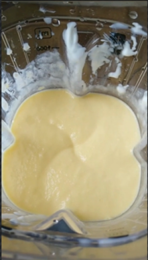 将果肉打碎与酸奶牛奶充分融合至细腻