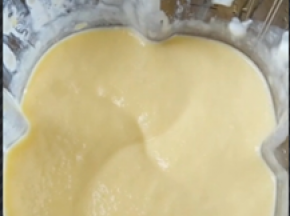 将果肉打碎与酸奶牛奶充分融合至细腻