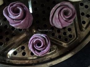 放入冷水蒸锅中醒发约10分钟，然后大火蒸开后转中小火再蒸10分钟后关火，间隙5分钟后揭盖即可食用
