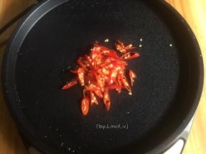 倒入小红辣椒片爆香
