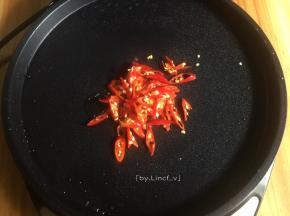 倒入小红辣椒片爆香

