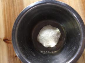 揉好的面团捏成长条状
