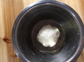 揉好的面团捏成长条状
