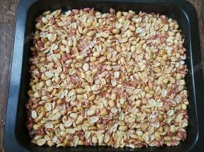 花生米晾凉后，用手轻轻一搓便可去掉红皮