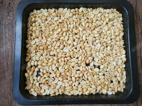 将红皮抖落干净，剩下干净的花生仁