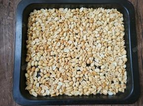 将红皮抖落干净，剩下干净的花生仁