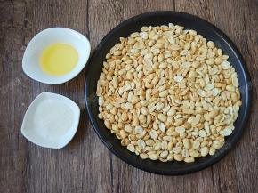 准备250g去皮熟花生仁，10g细砂糖，20g熟花生油