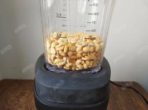 将花生仁放入破壁机的搅拌杯中