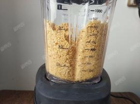 将花生仁打成细细的花生碎