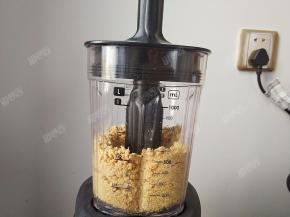 可以用搅拌棒从进料口伸进搅拌杯中略微搅拌一下