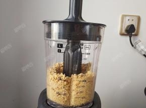 可以用搅拌棒从进料口伸进搅拌杯中略微搅拌一下