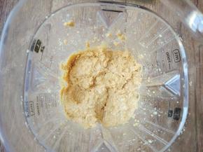 继续搅打，可以看到花生酱在慢慢成型