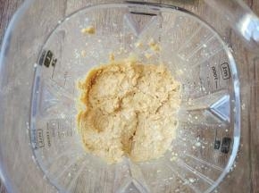 继续搅打，可以看到花生酱在慢慢成型