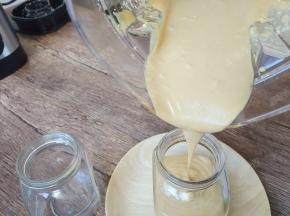 瓶子放入开水中煮下消毒，晾凉，然后将花生酱倒入瓶中，放冰箱冷藏保存