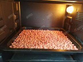 放入烤箱，170度烘烤10-15分钟