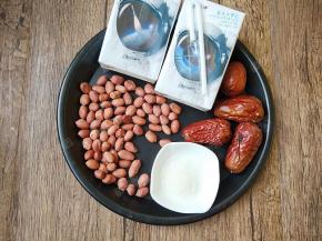 抓一把花生仁，准备红枣，纯牛奶，细砂糖