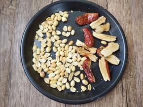 花生去掉表皮的红衣，红枣清洗干净以后去核