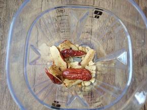 将花生和红枣放进破壁机的搅拌杯中