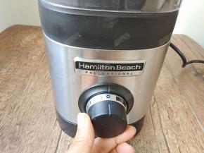 破壁机接通电源，由低档开始慢慢加档