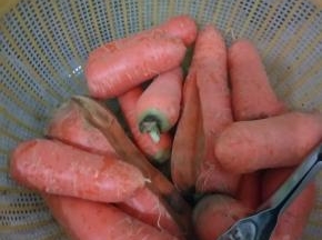 切一点胡萝卜的细丝进去色彩会更鲜艳