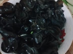 黑木耳要泡发并用开水烫一下