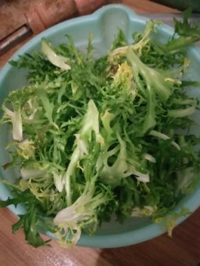 苦菊撕成小朵并清洗干净