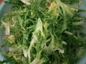 苦菊撕成小朵并清洗干净