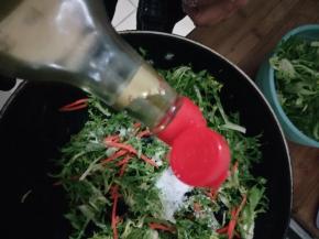 加入糖盐香醋蒜拌匀