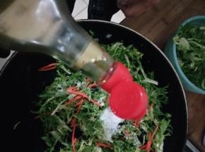 加入糖盐香醋蒜拌匀