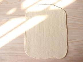 擀成大致长方形的薄面片