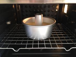 蛋糕糊倒入6寸中空活底模具中，轻轻在桌上磕几下震去大气泡，烤箱提前预热160度，上下火，烤35分钟