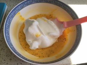 用刮刀刮取1/3的蛋白霜到蛋黄糊中，用刮刀J字型翻拌均匀