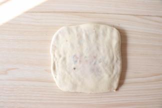 左边折叠，按扁成偏薄状