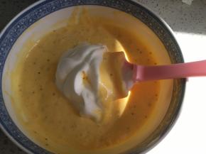 再刮取1/3的蛋白霜到翻拌均匀的蛋糕糊中，继续翻拌均匀